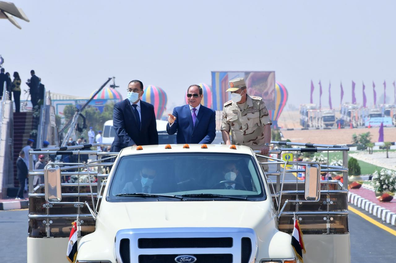 الرئيس السيسي يتفقد المعدات المشاركة فى مبادرة  حياة كريمة  لتطوير الريف المصري