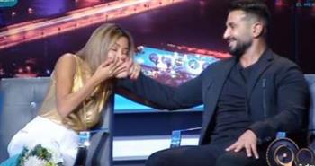 تقبيل زوجة أحمد سعد يده تثير الجدل.. ومتابعون: «يا رب ما تتحولش لقضية» (فيديو)