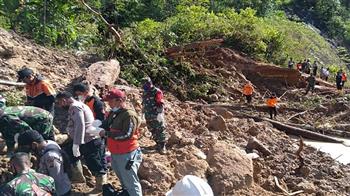 مصرع 7 أشخاص جراء وقوع انهيار أرضي في إندونيسيا