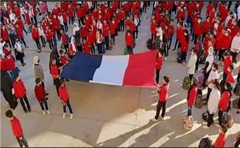 طلاب مدرسة في دمياط يرفعون علم فرنسا بدلًا من مصر .. و "التعليم" ترد
