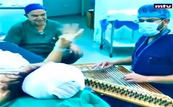 طبيب لبنانى يعزف الموسيقى داخل غرفة العمليات بعد عملية جراحية لسبب غريب (فيديو)