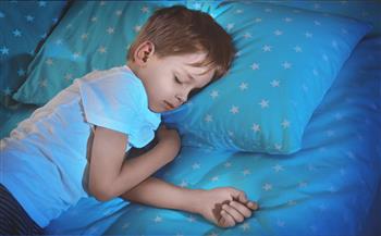 استشاري مخ وأعصاب يكشف خطورة النوم المتقطع على الأطفال