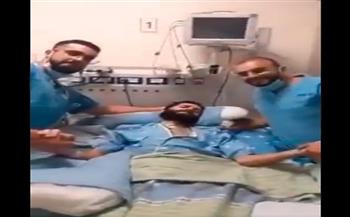 الاحتلال يٌحقق مع ممرضين فلسطينيين بسبب التصوير مع الأسير القواسمي (فيديو)