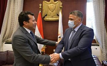 «صبحى» يلتقي وزير السكن الجزائري لاطلاعه علي التجربة المصرية بمجال المنشآت الرياضية