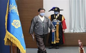 الرئيس الكوري يعقد اجتماعًا وزاريًا مرتديا «الهانبوك»