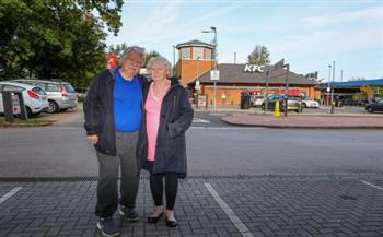 تغريم مسنين في بريطانيا لقضائهما وقت طويل في مطعم «كنتاكي»