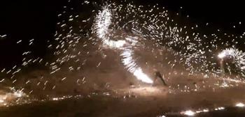 مثير للفضول.. سائح يروج لعروض الألعاب النارية في جبل الطويلات بمدينة دهب (فيديو)
