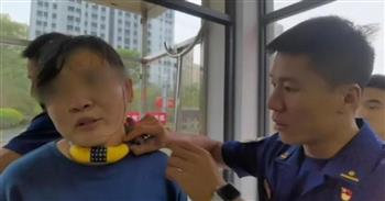 طفل صيني يضع والدته فى ورطة.. والشرطة تتدخل لإنقاذها (فيديو)