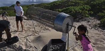 أمريكي يبتكر آلة لفلترة رمال الشواطئ من المخلفات البلاستيكية الدقيقة (فيديو)