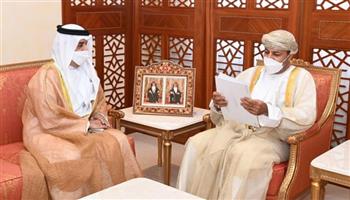 وزير الداخلية العماني يتسلم رسالة خطية من نظيره الإماراتي حول التعاون المشترك