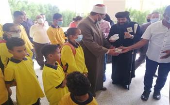 أسقف البحر الأحمر ووكيلا الأوقاف والتعليم يهدون طلاب مدرسة النور للمكفوفين حلوى المولد