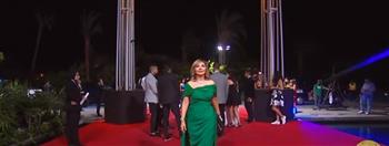 لميس الحديدي تتألق في مهرجان الجونة بفستانها الأخضر (فيديو)