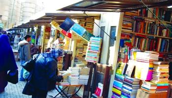 كلمة السر «عيل فاشل».. سور الأزبكية سوق الغلابة لشراء الكتب المدرسية بأسعار مخفضة (خاص)