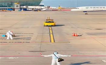 كيف يحدد الطيار مكان طائرته بالمطارات المدنية؟ شاهد بالفيديو