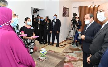 الرئيس السيسي يهدي أبناء أسر الإسكان بديل المناطق غير الآمنة تابلت (صور) 