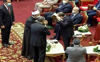 الأزهر: الإمام الأكبر يهدي الرئيس السيسي نسخة فريدة من مصحف استغرق العمل فيه 20 عامًا