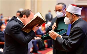 شيخ الأزهر يهدى الرئيس السيسى المصحف الشريف فى الاحتفال بالمولد النبوى