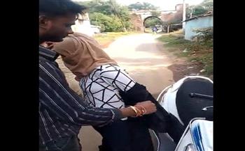 إجبار فتاة مسلمة على خلع حجابها في الشارع لهذا السبب الصادم (فيديو)