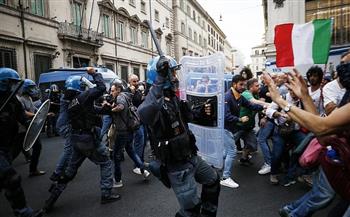 الشرطة الإيطالية تبدأ في تفريق متظاهرين بميناء تريستي احتجاجا على إلزامية استخدام جواز كورونا