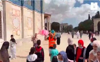 توزيع الحلوى على الأطفال في باحات المسجد الأقصى احتفالًا بذكرى مولد النبي (فيديو)