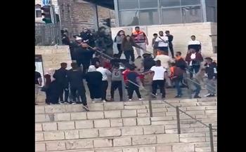 ضربها جنود إسرائيليون وسحلوها.. فيديوهات صادمة لاعتقال طفلة فلسطينية