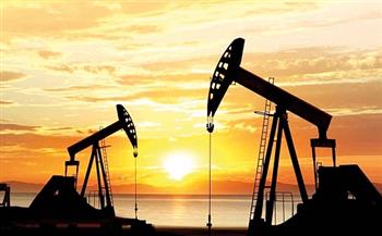 أسعار النفط تغلق على انخفاض بعد اقترابها من أعلى مستويات