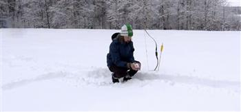 تسديدة رائعة لرامي سهام في التصويب على كرة من الثلج (فيديو)