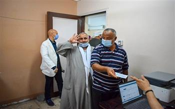 توافد المواطنين على مركز التطعيم بلقاح فيروس كورونا بديوان مديرية الشرقية