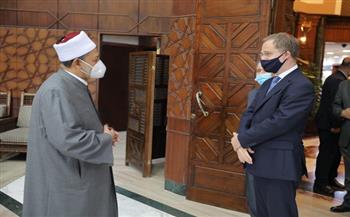 الإمام الأكبر يستقبل السفير البريطاني لبحث تعزيز التعاون المشترك