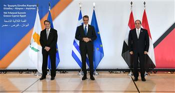 السيسي يشارك في صورة تذكارية مع نظيره القبرصي ورئيس وزراء اليونان