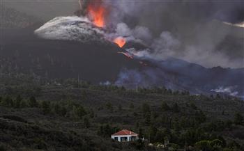 سلطات جزيرة "لا بالما" تأمر السكان بالبقاء في المنازل وسط استمرار ثوران بركان "كومبرى فييخا"