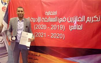 أشرف التعلبي يتسلم جائزة قصور الثقافة لفوز "وطاويط النجع" بالمسابقة الأدبية 
