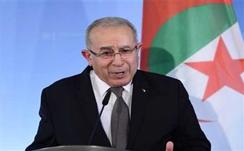 وزير الخارجية الجزائري يجري محادثات مع رئيس حكومة الوحدة الليبية 