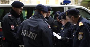 الشرطة النمساوية: مصرع شابين سوريين بسبب الاختناق والخوف داخل حافلة لتهريب اللاجئين