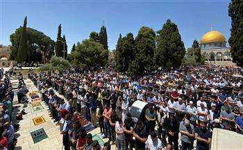 عشرات الآلاف يُصَلُّونَ الجمعة بالأقصى رغم قيود الاحتلال الإسرائيلي