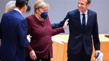 القادة الأوروبيون يصفقون وقوفا لميركل في قمتها الأخيرة