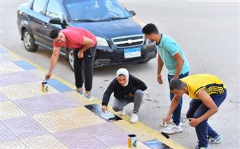 طلاب جامعة كفر الشيخ يشاركون في تجميل أرصفة الكليات في «الأسبوع البيئي»