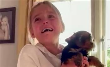 شاهد.. لحظة عاطفية لفتاة مع كلبها الجديد تثير رواد السوشيال ميديا 