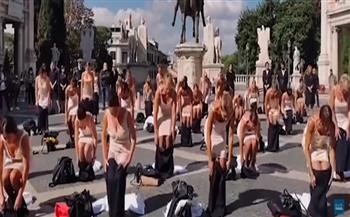 خلعن ملابسهن وسط الشارع.. مضيفات إيطاليات يتظاهرن بملابس النوم الداخلية (فيديو)