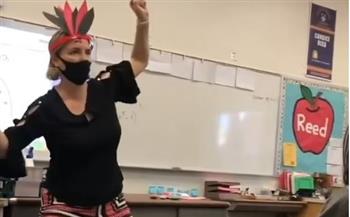 في واقعة عنصرية.. مُعلمة أمريكية تتعرض لانتقادات بسبب الرقص وارتداء قبعة ذات ريش 