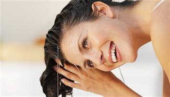 زيت اللوز.. علاج سحري لتساقط الشعر في الخريف