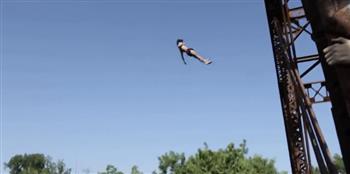 شاب يثير الجدل.. قفز فى النهر من على ارتفاع 100 قدم (فيديو)