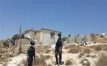 الاحتلال يخطر مواطنين بوقف البناء بمنزليهما في مسافر يطا