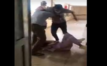 بالركلات واللكمات.. شاب يعتدي على ممرضة في جناح عزل كورونا (فيديو)