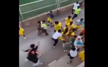 «خناقة شوارع» بين لاعبي فريقين فى الدوري السعودي (فيديو)