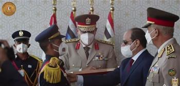 الرئيس السيسي يمنح أوائل خريجي الكليات العسكرية نوط الواجب العسكري 