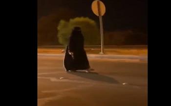 تحمل سكينًا وتجري وسط الطريق السريع.. منقبة تثير الفزع في السعودية (فيديو)