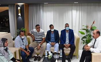 محافظ أسوان يلتقى وفد المقاولين العرب لمتابعة أعمال «حياة كريمة»