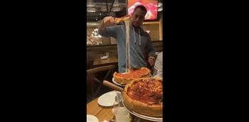 فيديو طريف لأحد الطهاة في مطعم بيتزا