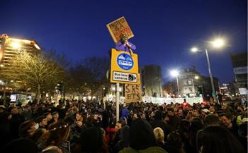 متظاهرون في لندن يقتحمون متحف العلوم ويخططون لاحتلاله طوال الليل بسبب معرض